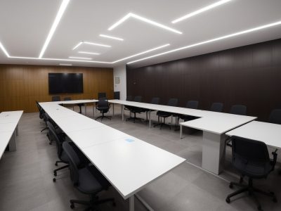 Servidores públicos estudando sobre liderança e curso de LGPD para o Ministério Público, com foco em eficiência e proteção de dados.