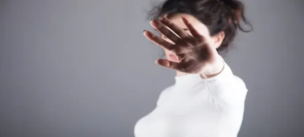 Mulher-com-a-mao-levantada-tampando-o-rosto-2 Mulher-com-a-mao-levantada-tampando-o-rosto-2