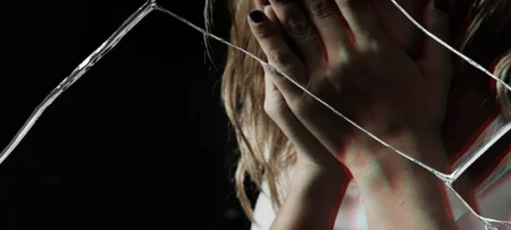 Mulher-vitima-de-violencia-tampando-o-rosto-1-1