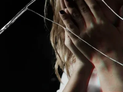 Mulher-vitima-de-violencia-tampando-o-rosto-1