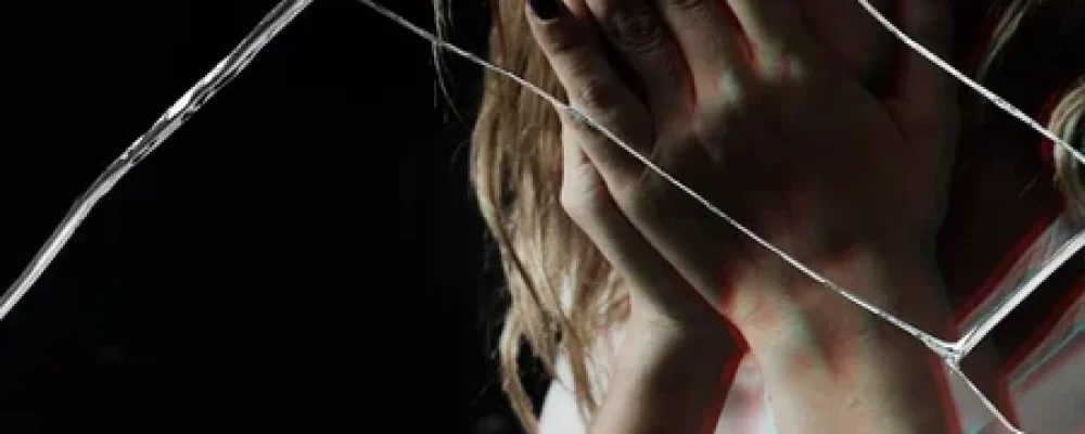 Mulher-vitima-de-violencia-tampando-o-rosto-1