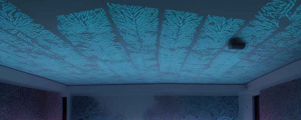 Alunos interagindo com recursos multimídia em sala de aula, promovendo engajamento e aprendizado dinâmico.