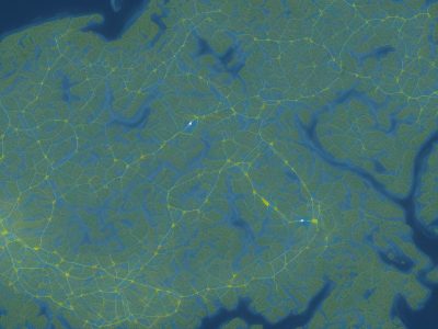 Servidores públicos reunidos, utilizando mapas mentais e ferramentas digitais para aplicar os fundamentos da neurociência no ambiente de trabalho, promovendo aprendizado e eficiência.