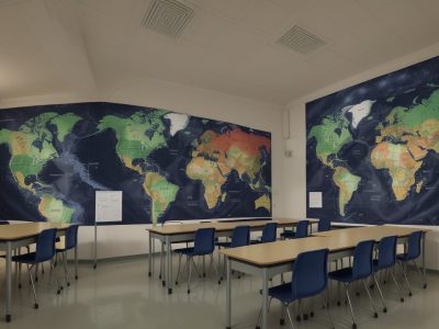 Professor utilizando técnicas de PNL em sala de aula, aplicando neurolinguística na educação para melhorar o ensino