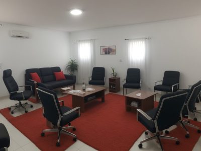 Imagem ilustrando um palestrante confiante em um curso de oratória, com técnicas de comunicação eficaz e impacto no público.