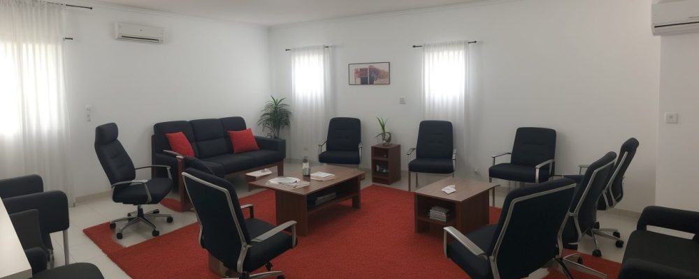 Imagem ilustrando um palestrante confiante em um curso de oratória, com técnicas de comunicação eficaz e impacto no público.