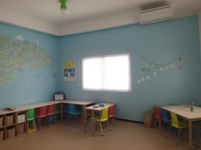 Professora aplicando técnicas de PNL em sala de aula para engajamento e melhoria do aprendizado dos alunos. Mapas mentais coloridos e ambiente colaborativo.