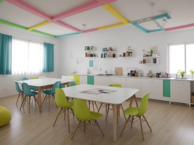 Alunos engajados em sala de aula, utilizando ferramentas para desenvolver pensamento crítico e criatividade, com foco em educação para o pensar.