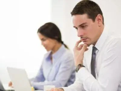 Pessoas-analisando-documentos-no-computador