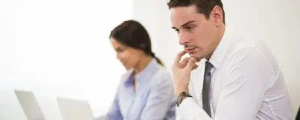 Pessoas-analisando-documentos-no-computador