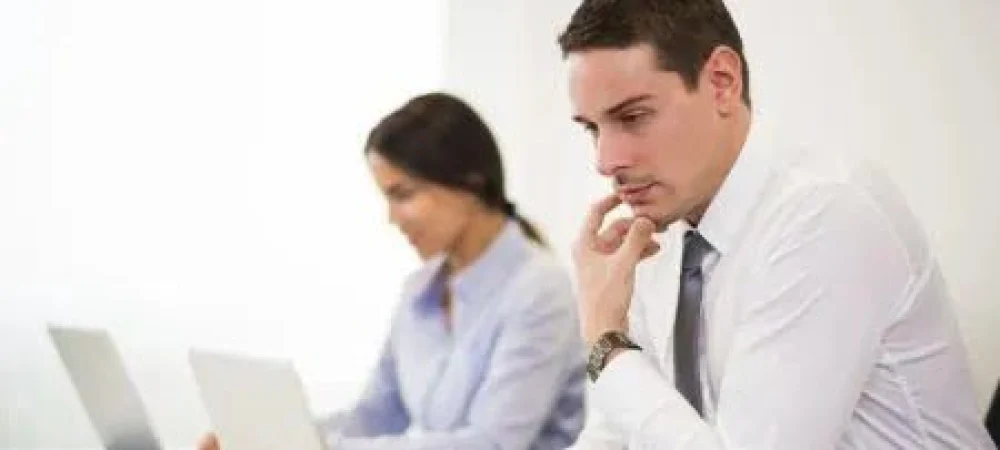 Pessoas-analisando-documentos-no-computador Pessoas-analisando-documentos-no-computador