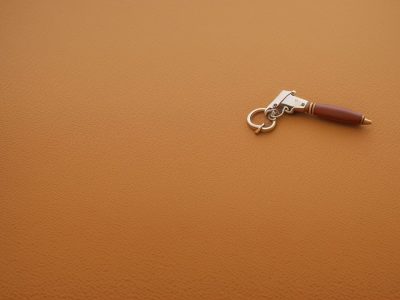 Representação visual de planejamento sucessório: um testamento aberto, chaves e um cofre, simbolizando segurança e organização do legado familiar.