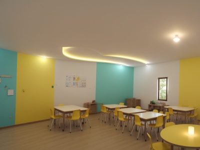 Professor e alunos em sala de aula, usando modelos de plano de aula para um planejamento de ensino eficaz e dinâmico.