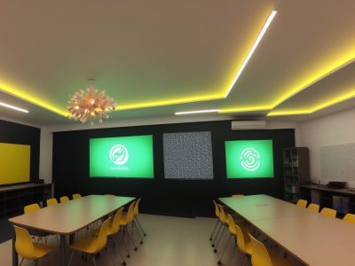 Professor ensinando com metodologias ativas em uma sala de aula, promovendo alfabetização e letramento