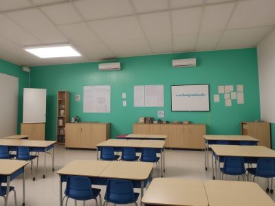 Professor e alunos discutindo um plano de aula criativo e dinâmico, focado no planejamento de ensino.