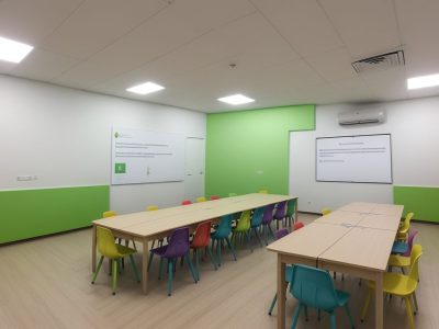 Professora orientando alunos na elaboração de um plano pedagógico BNCC com foco na nova base curricular