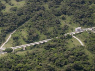 Imagem de pés sendo cuidados por um profissional, com destaque para fungos nas unhas e um curso de podologia online