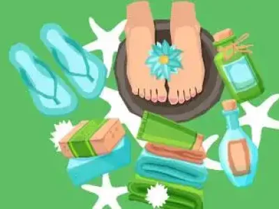 imagem de pés no podólogo numa bacia de água relaxando com chinelos e produtos de cuidados ao lado