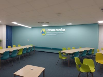 Sala de aula moderna com metodologia ativa em prática, promovendo a interação e engajamento dos alunos.