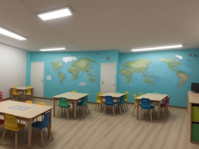 Professores e alunos em sala de aula EJA, utilizando atividades e metodologias para um aprendizado engajador e eficaz.