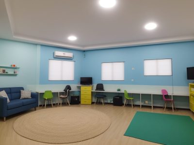 Estudantes colaborativos em sala de aula utilizando tecnologia e projetos de aprendizagem inovadora