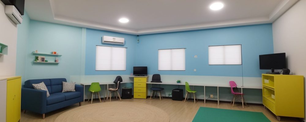 Estudantes colaborativos em sala de aula utilizando tecnologia e projetos de aprendizagem inovadora