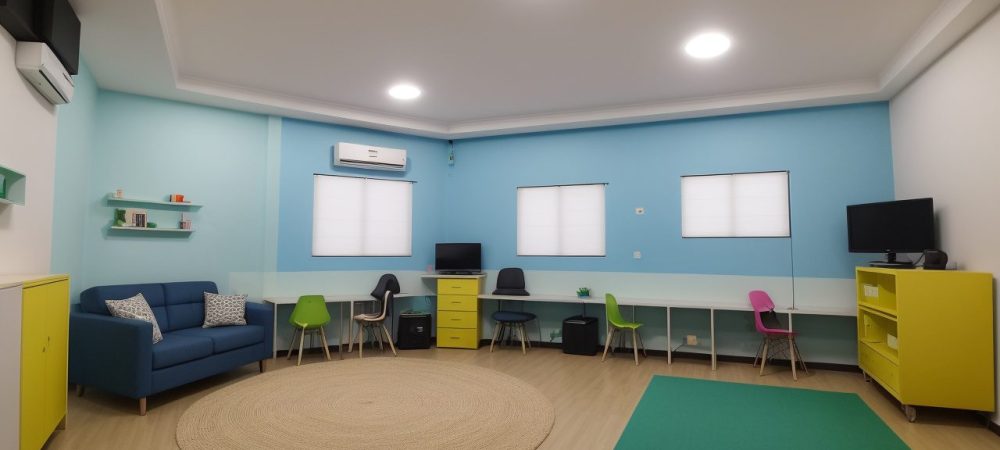 Estudantes colaborativos em sala de aula utilizando tecnologia e projetos de aprendizagem inovadora