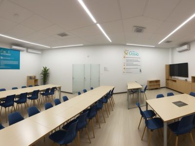 Professores e alunos colaboram em projetos interdisciplinares em sala de aula, com foco na integração curricular e metodologias ativas.