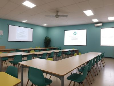 Professor e alunos trabalhando em um projeto de educação física com foco em planejamento esportivo e metodologias ativas.