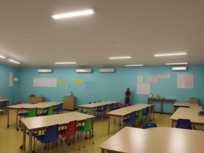 Alunos participando ativamente de projetos de leitura em sala de aula, promovendo a colaboração e o aprendizado criativo.