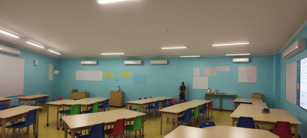 Alunos participando ativamente de projetos de leitura em sala de aula, promovendo a colaboração e o aprendizado criativo.