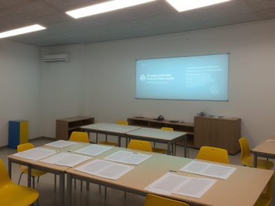 Ambiente de aprendizagem destacando a psicanálise e mecanismos de defesa na educação