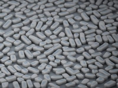 Imagem ilustrando o papel do psicólogo jurídico em um ambiente de justiça, com livros, documentos e pessoas envolvidas em discussão.