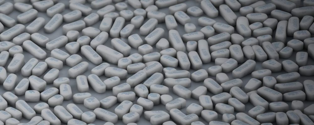 Imagem ilustrando o papel do psicólogo jurídico em um ambiente de justiça, com livros, documentos e pessoas envolvidas em discussão.