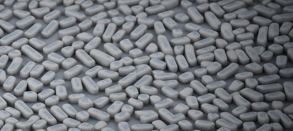 Imagem ilustrando o papel do psicólogo jurídico em um ambiente de justiça, com livros, documentos e pessoas envolvidas em discussão.