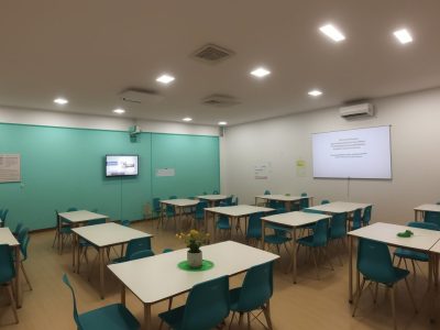 Crianças aprendendo em uma sala de aula vibrante, utilizando a psicologia da educação para melhorar o engajamento e o aprendizado