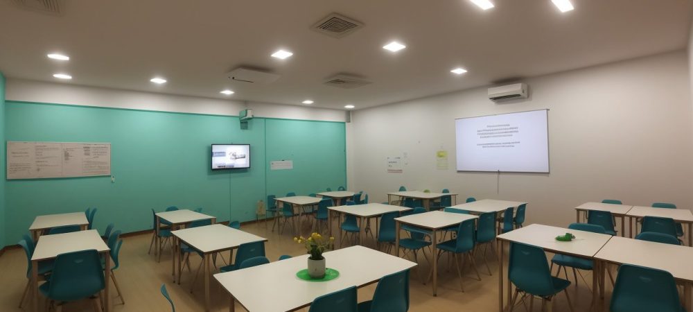 Crianças aprendendo em uma sala de aula vibrante, utilizando a psicologia da educação para melhorar o engajamento e o aprendizado