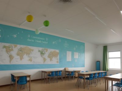 Professor e alunos interagindo em sala de aula, utilizando recursos de psicologia da educação para otimizar o aprendizado.