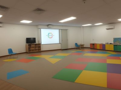 Educadores aplicando psicologia do desenvolvimento e teorias da aprendizagem em sala de aula para promover o desenvolvimento cognitivo e o aprendizado infantil.