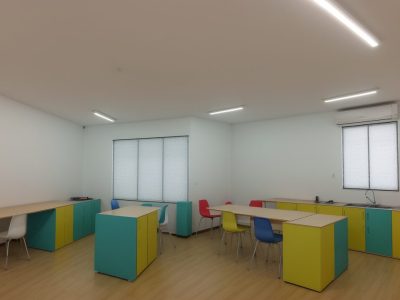 Professor aplicando estratégias de psicologia do desenvolvimento em sala de aula, com alunos engajados e aprendendo ativamente.