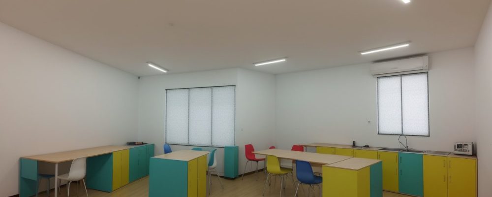 Professor aplicando estratégias de psicologia do desenvolvimento em sala de aula, com alunos engajados e aprendendo ativamente.