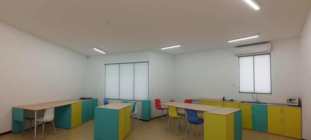 Professor aplicando estratégias de psicologia do desenvolvimento em sala de aula, com alunos engajados e aprendendo ativamente.