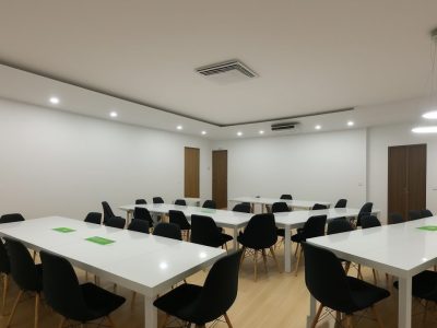Servidores públicos engajados em um curso online de Qualidade Total, focados em melhorar a eficiência e satisfação do cidadão.