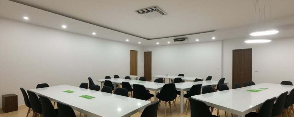 Servidores públicos engajados em um curso online de Qualidade Total, focados em melhorar a eficiência e satisfação do cidadão.