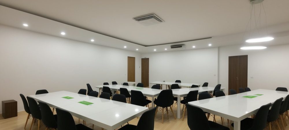 Qualidade Total no Serviço Público: Transformando com o Curso Online Servidores públicos engajados em um curso online de Qualidade Total, focados em melhorar a eficiência e satisfação do cidadão.