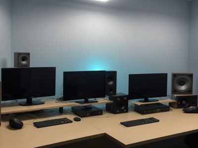 Um estúdio de rádio moderno com microfones e fones, representando o radiojornalismo e suas ferramentas essenciais.