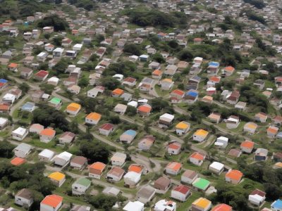 Imagem mostrando diferentes cartuchos de tinta e toner, com ferramentas e o processo de recarga de cartuchos em destaque, simbolizando economia e sustentabilidade na impressão.