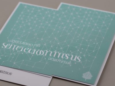 Cartucho de tinta sendo recarregado, simbolizando economia e sustentabilidade no serviço público, com foco em recarga de cartuchos e toner.