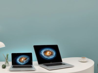 Representação visual da recolocação profissional, mostrando um profissional construindo seu plano de carreira e alcançando novas oportunidades.