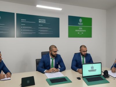 Profissionais em processo de recrutamento e seleção, com foco em entrevistas e análise de currículos para o serviço público, com curso online